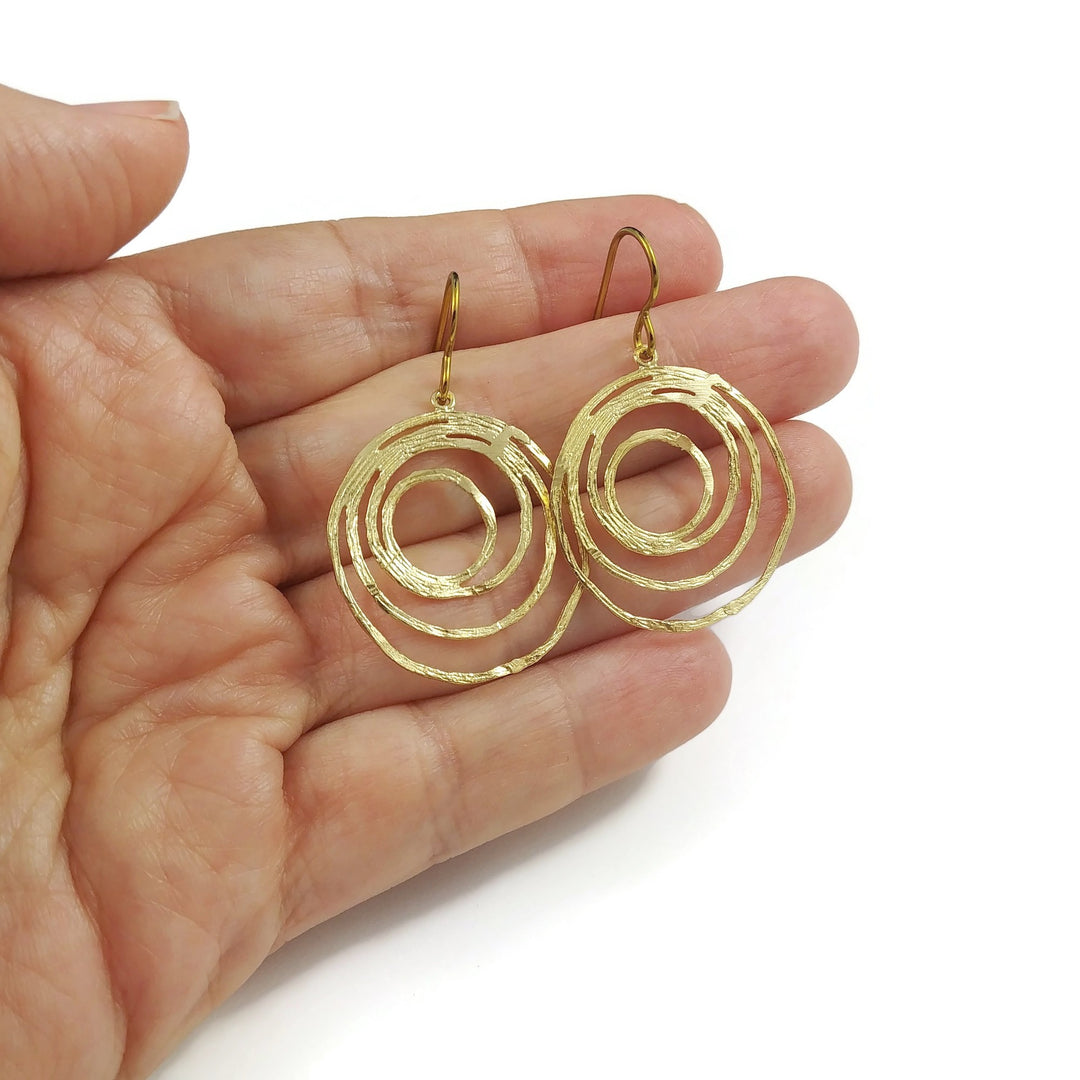 Gold organic circle dangle niobium earrings