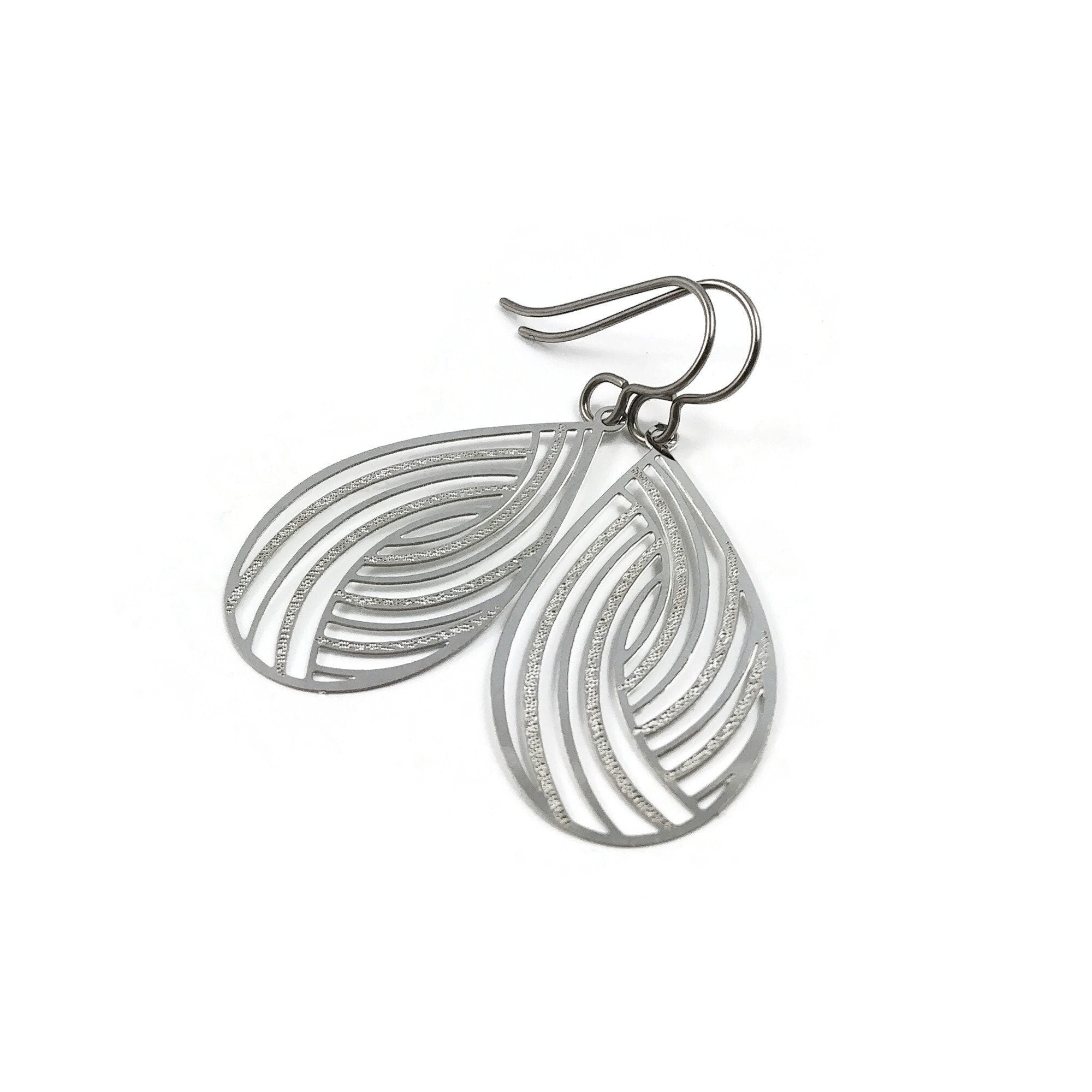 Gold teardrop dangle niobium earrings - Hypoallergenic filigree oval earrings