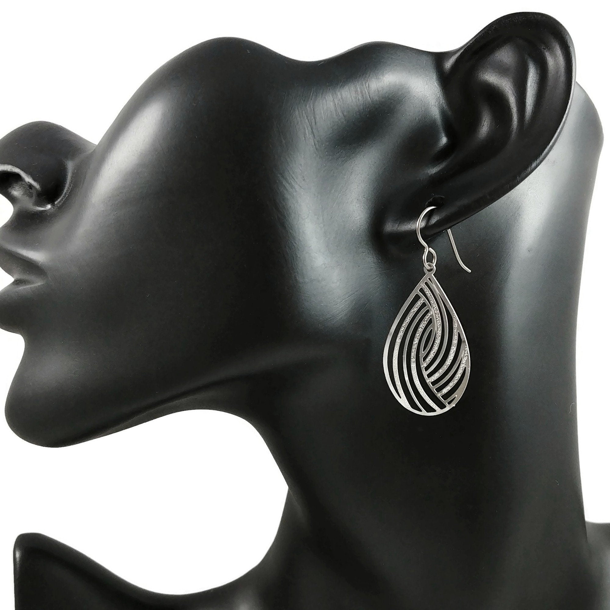 Gold teardrop dangle niobium earrings - Hypoallergenic filigree oval earrings