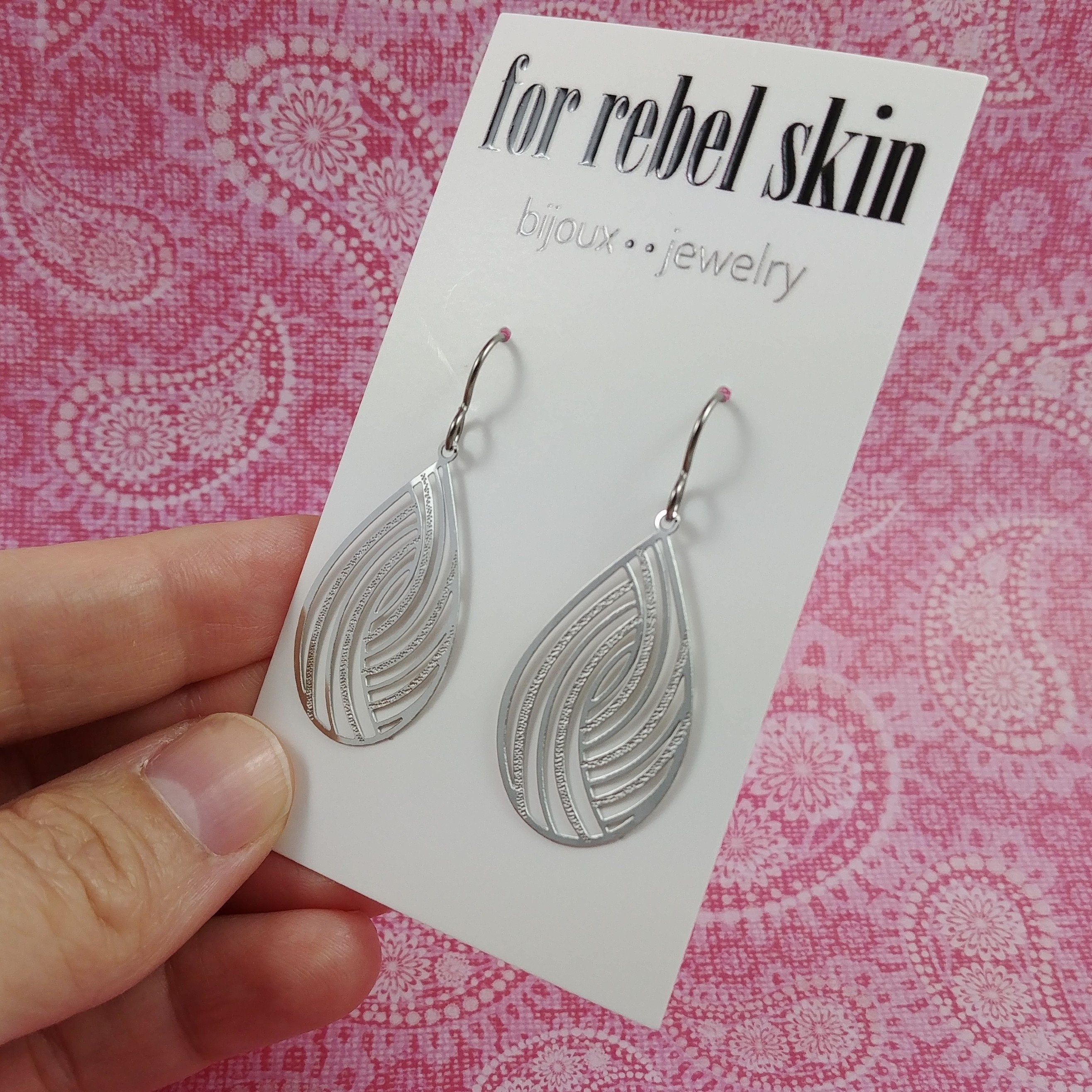 Gold teardrop dangle niobium earrings - Hypoallergenic filigree oval earrings