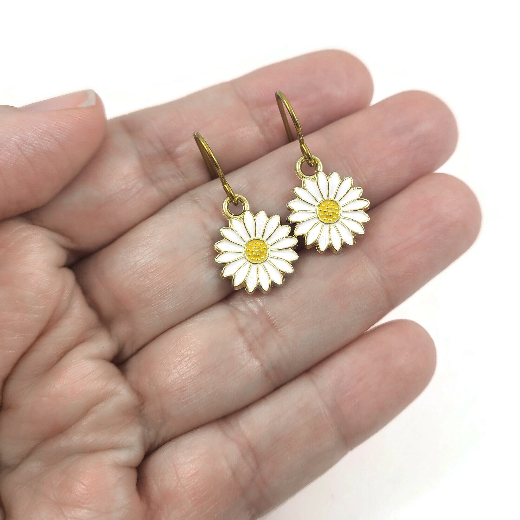 Small daisy drop earrings, Hypoallergenic niobium for sensitive ears, White and gold jewelry