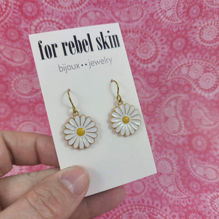 Daisy gold niobium earrings