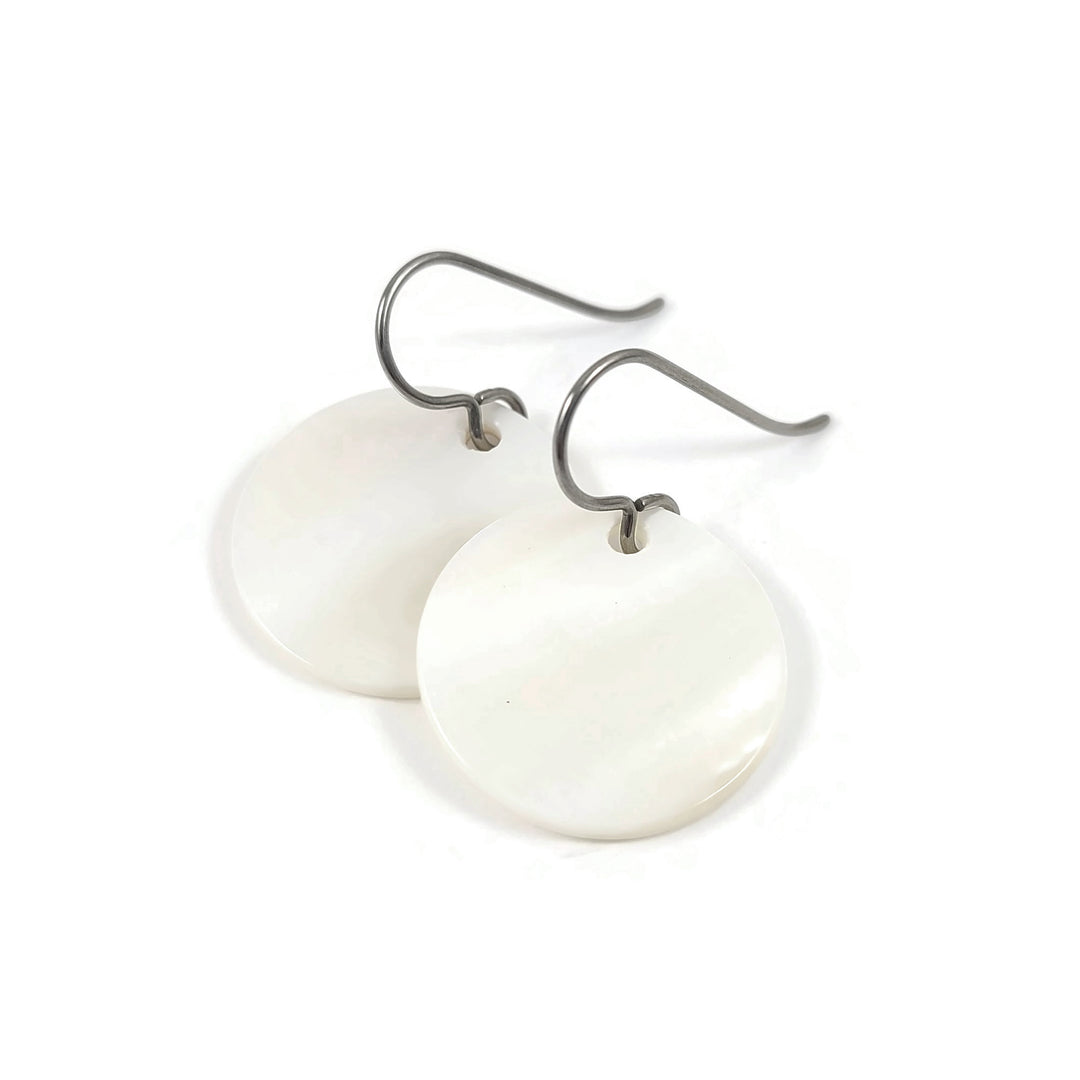 White round dangle earrings - Titanium and natural shell