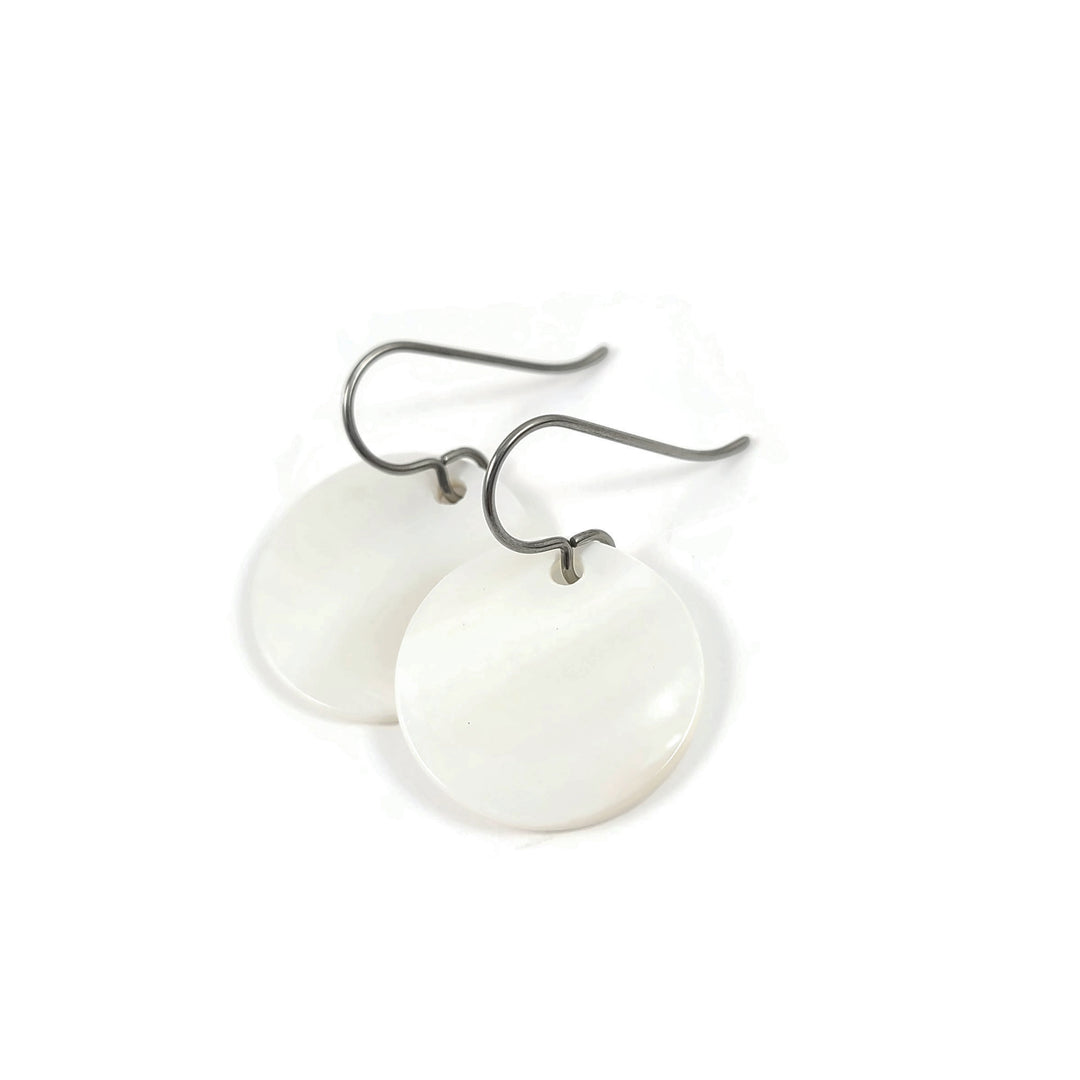 White round dangle earrings - Titanium and natural shell