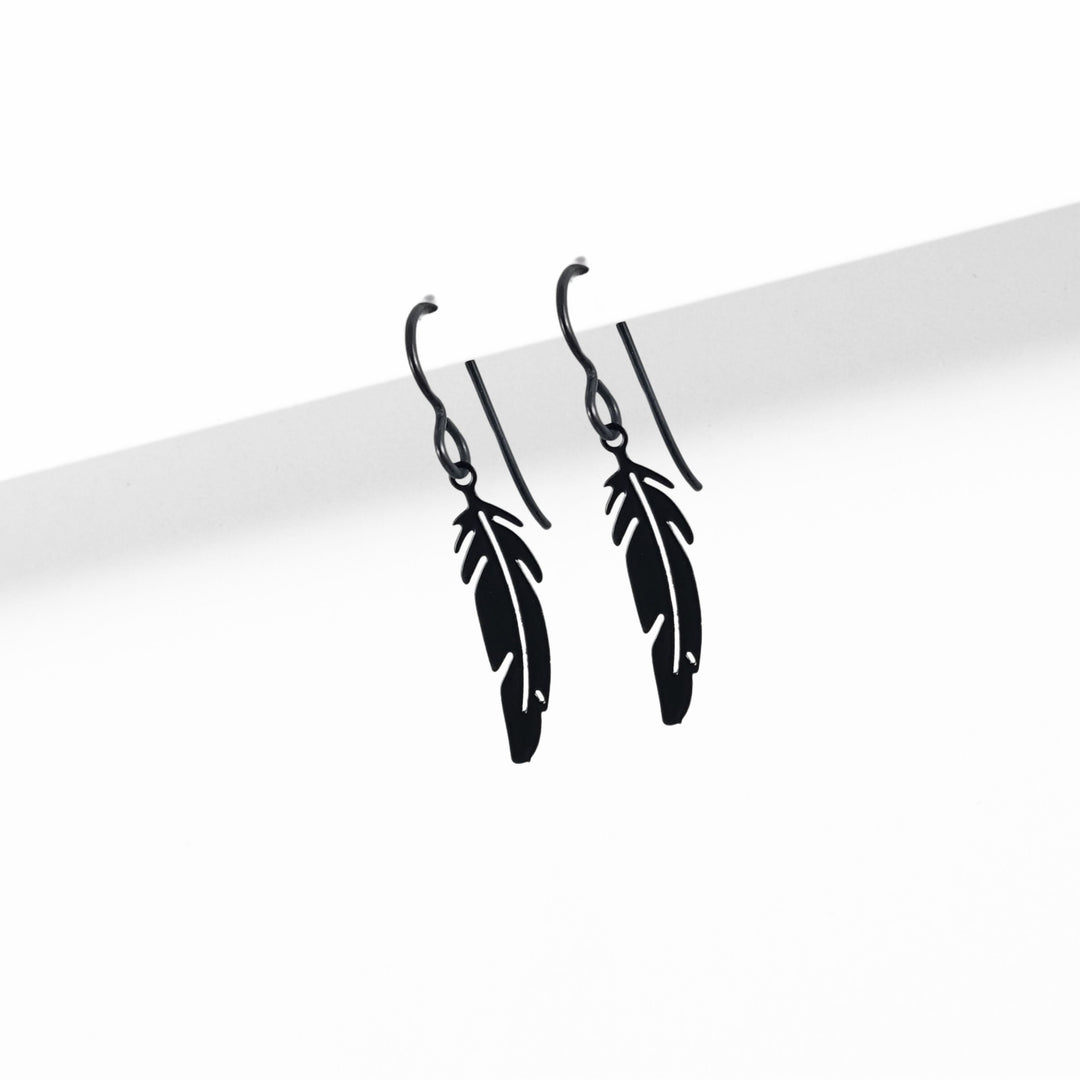 Boucles d'oreilles en niobium petites plumes noires