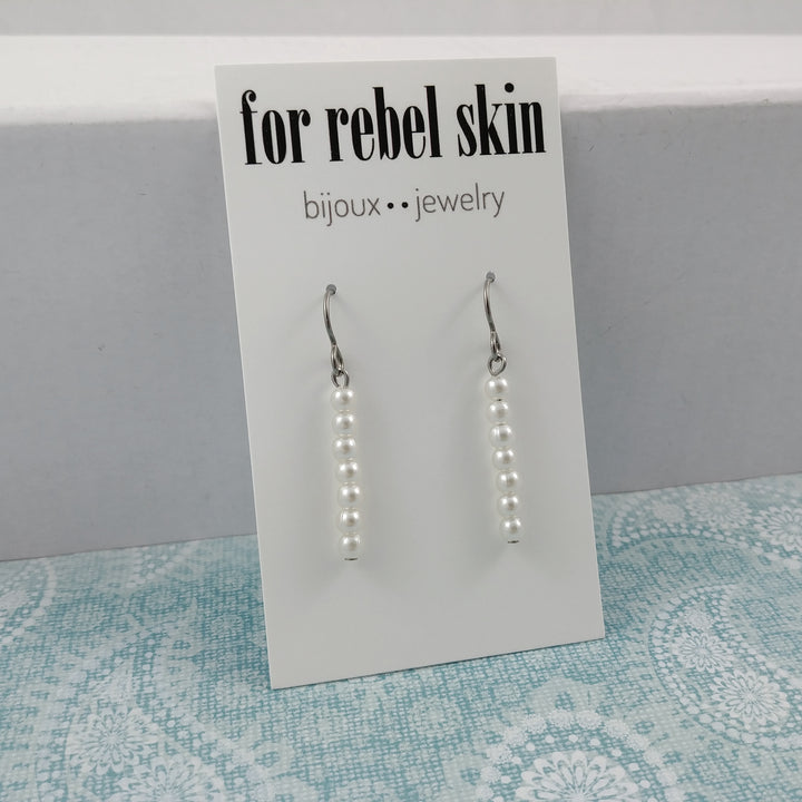 Boucle d'oreille pendentif perles blanches - Titane, acier inoxydable et acrylique 