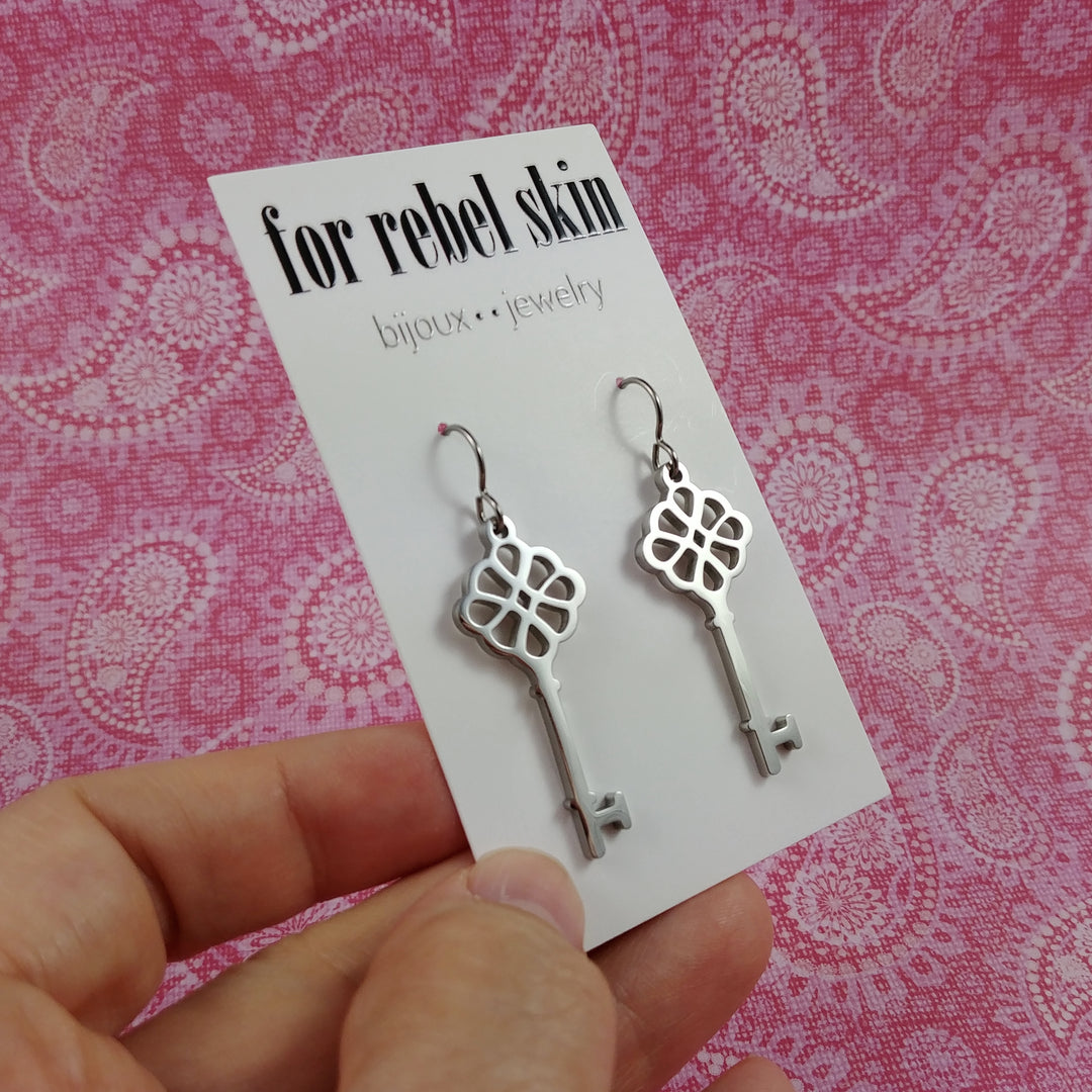 Silver victorian key dangle earrings - Hypoallergenic pure titanium and stainless steel