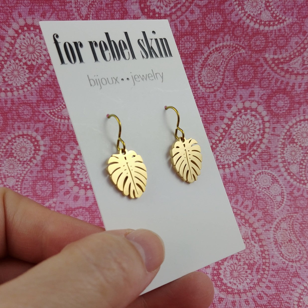 Dainty gold palm leaf earrings - Niobium and stainless steel