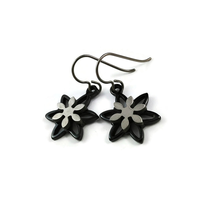 Boucles d'oreille fleur noir et argent - Titane et Acier inoxydable