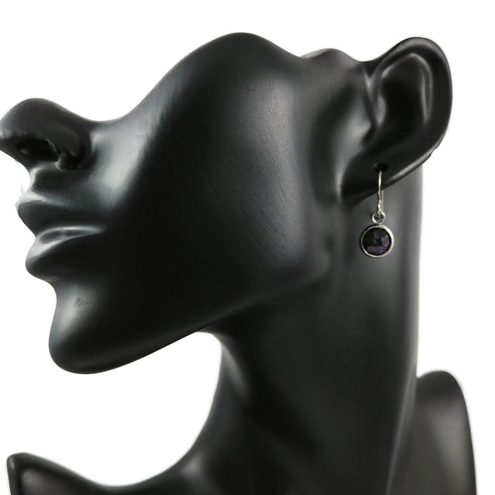 Boucle d'oreille pendentif à facette violet scintillant - Titane, acier inoxydable et résine 