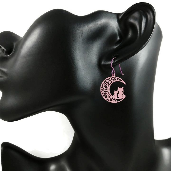 Boucles d'oreille silhouette de chats et lune - Niobium et inox rose