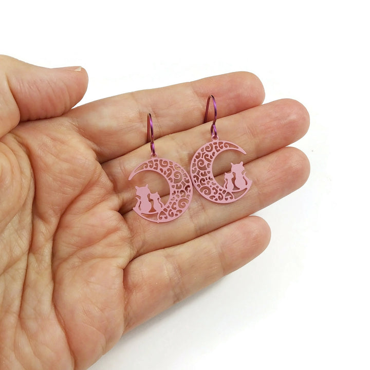 Boucles d'oreille silhouette de chats et lune - Niobium et inox rose