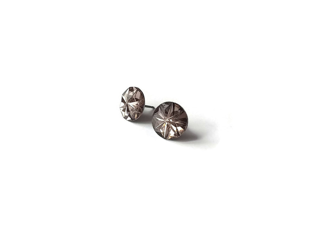 Champagne faceted stud earrings - Hypoallergenic pure titanium and resin