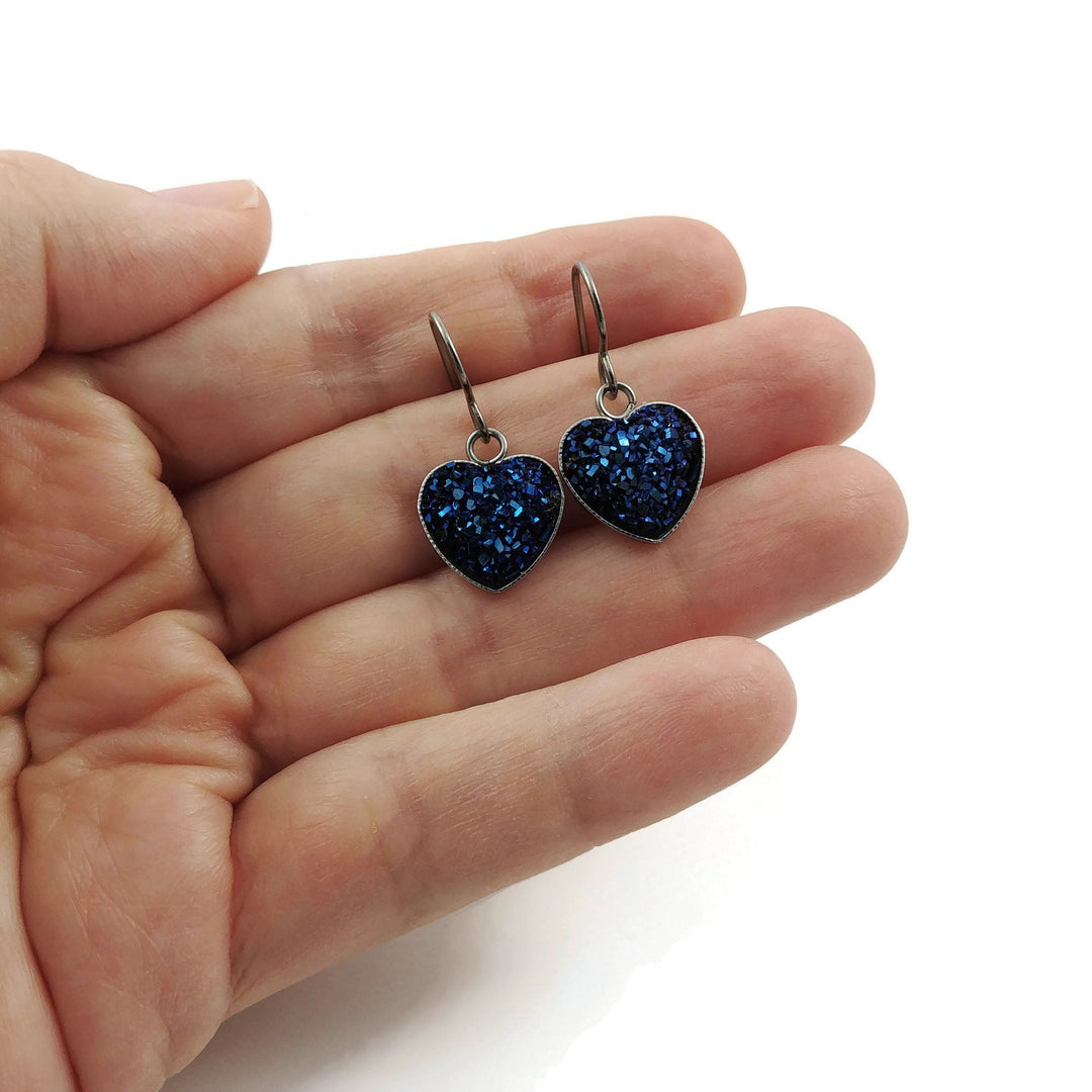 Boucles d'oreille coeur druzy bleu minuit - Titane, acier inoxydable et résine 
