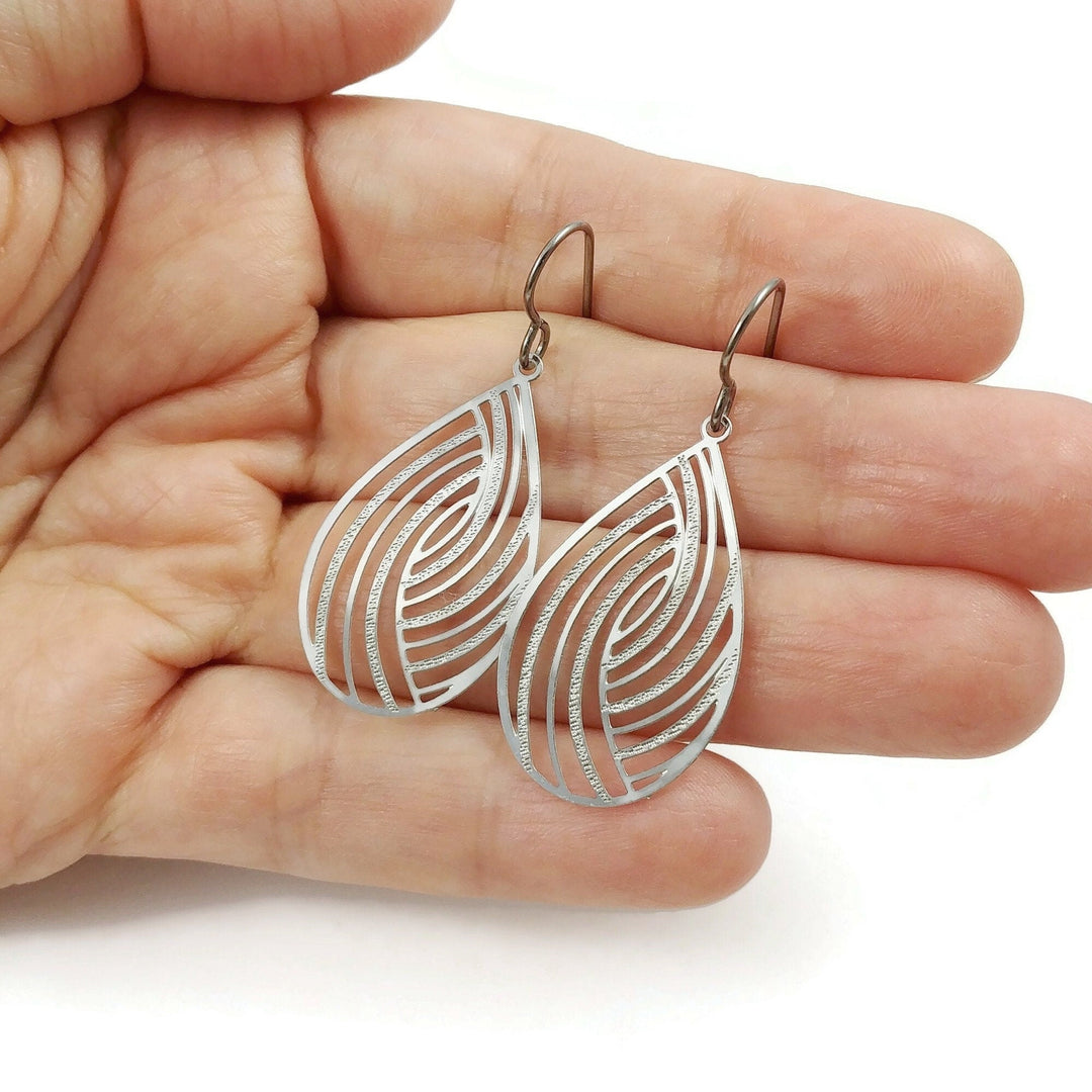 Gold teardrop dangle niobium earrings - Hypoallergenic filigree oval earrings